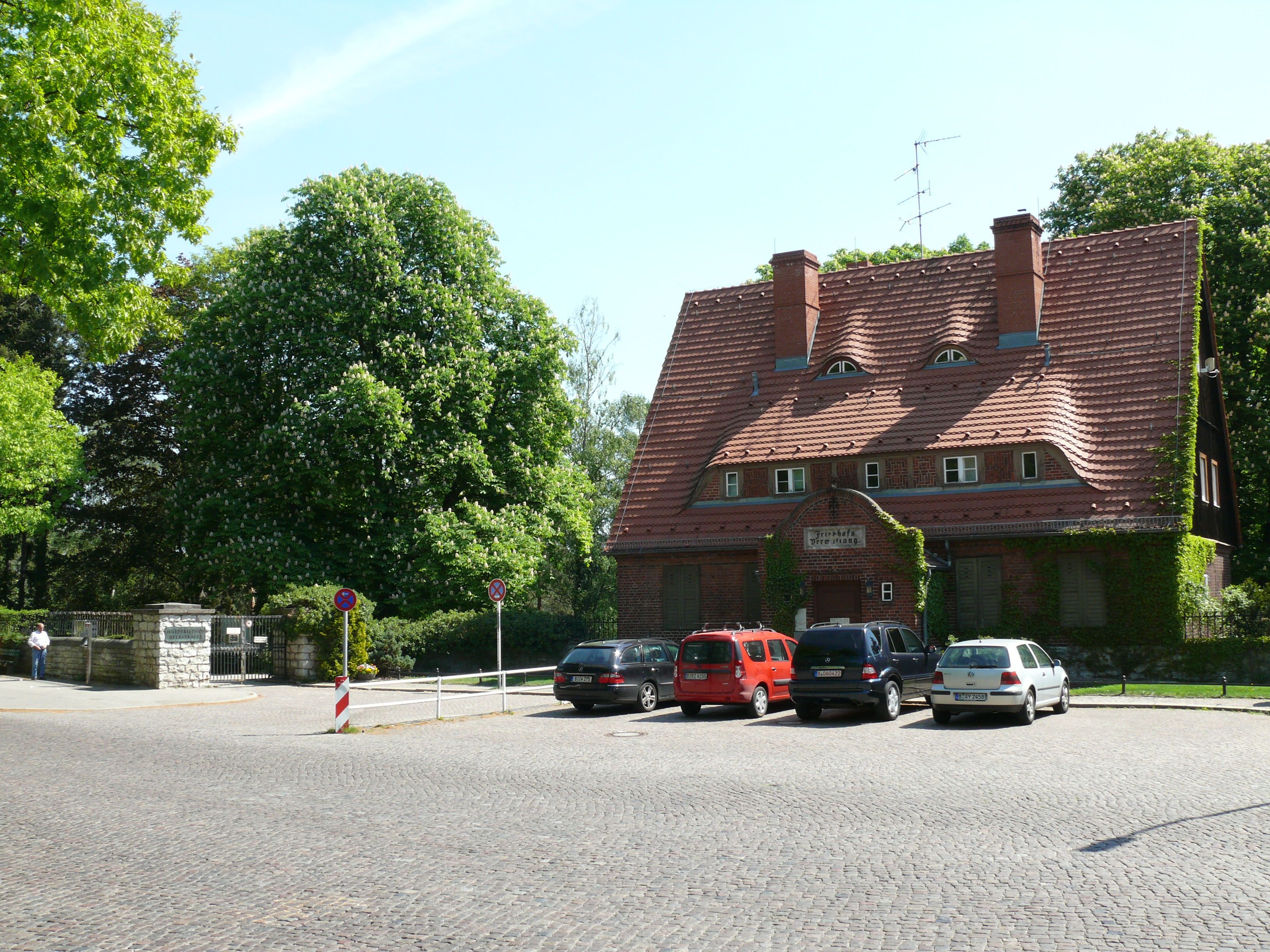 Eingang und Verwaltungsgebäude des Friedhofs Heerstraße an der Trakehner Allee