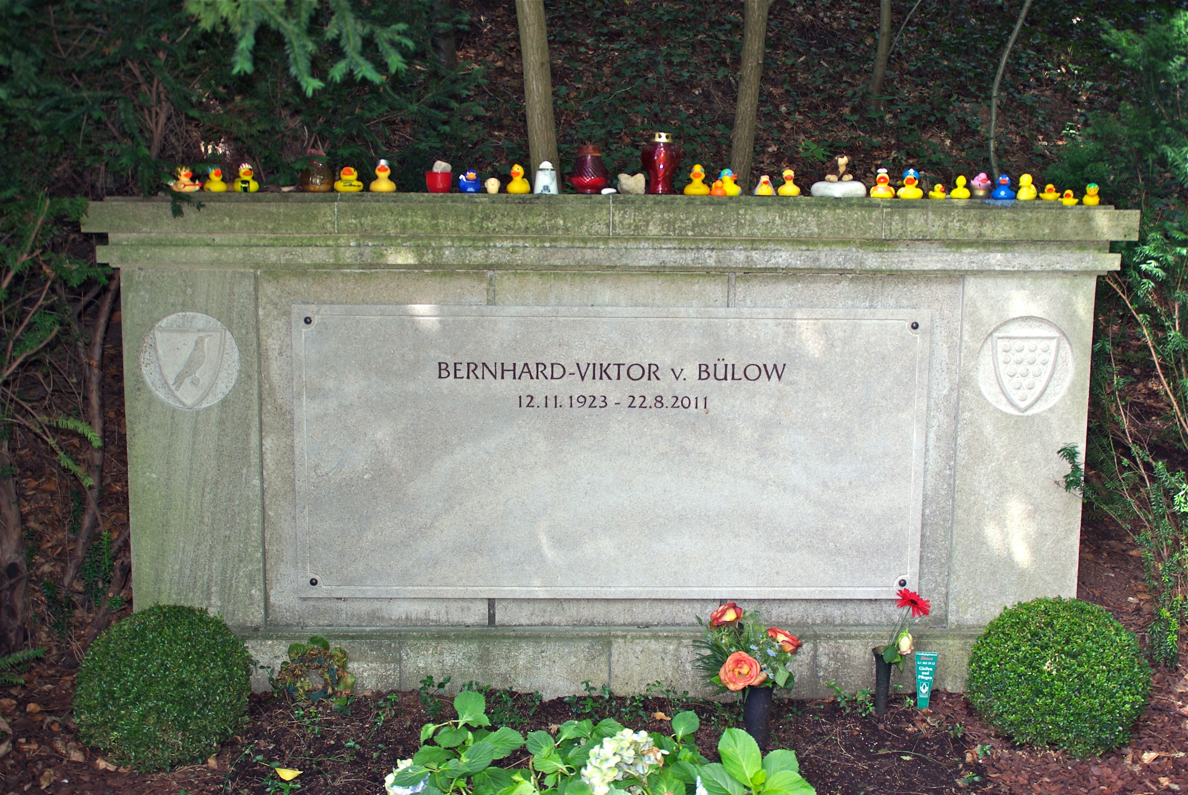Grabstätte von Bernhard-Viktor von Bülow, bekannt als Loriot, auf dem Friedhof Heerstraße