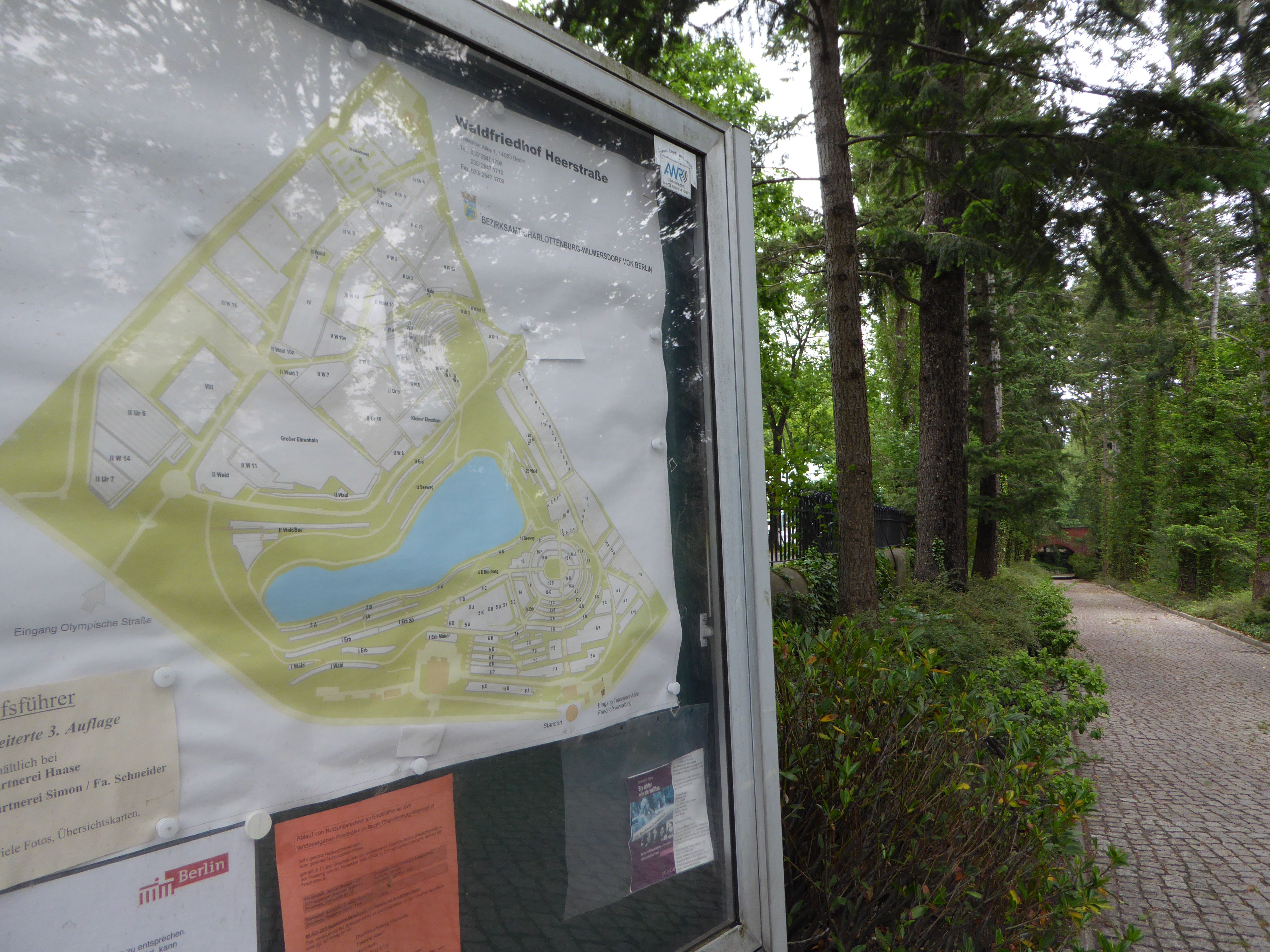 Lageplantafel und gepflasterter Weg im Friedhof Heerstraße